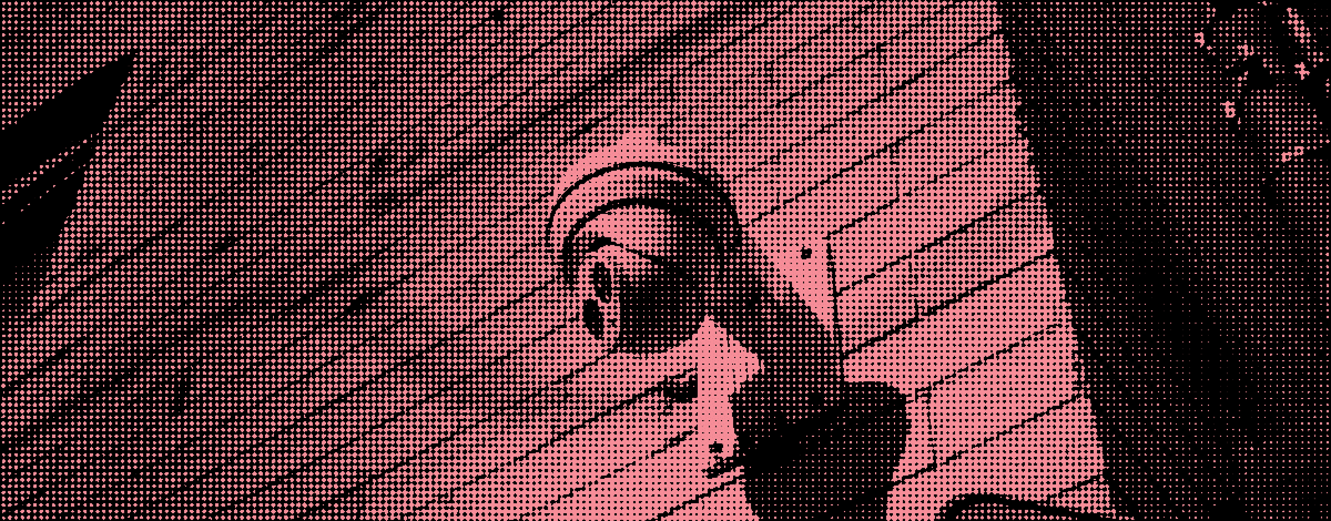 kamera monitoringu na ścianie budynku